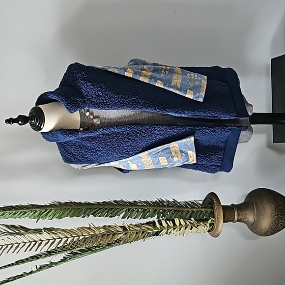 LuLaRoe Randy Gray Body with Blue and Gold Arrow 3/4 Length Sleeves Baseball Tee - Picture 2 of 14